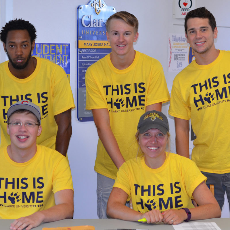 Clarke students participating in Connect Move in weekend